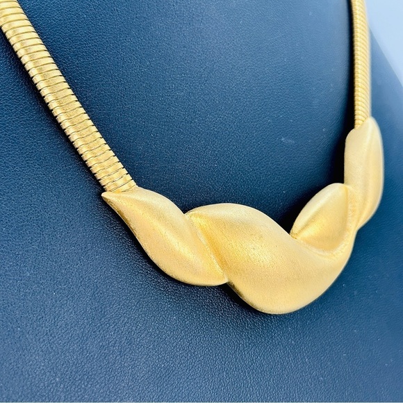 Vintage Sculptural Omega Choker Necklace Matte Gold Tone Slinky 80s Scuptural - Picture 3 of 11